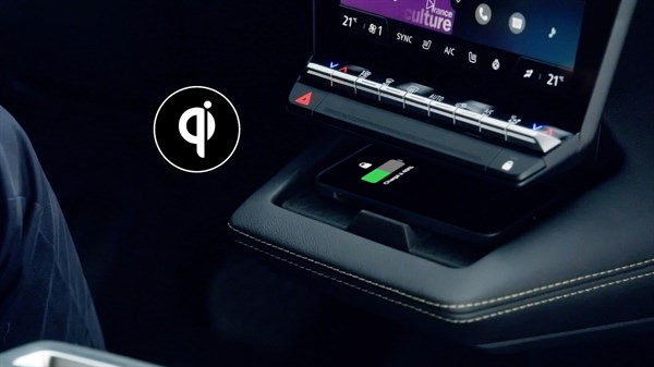 chargeur de smartphone par induction Megane E-tech