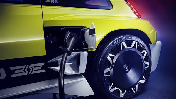 prise de recharge intégrée dans une écope d’air latérale - Renault 5 Turbo 3E