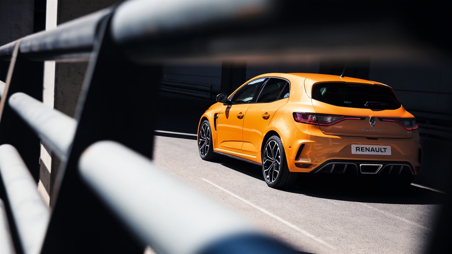 Renault MEGANE RS - voiture derrière rambarde de sécurité