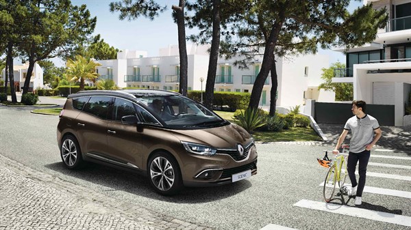 Renault ActiveSafety - Renault SCENIC avec personnage